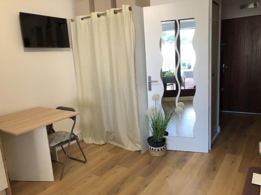 En Bord De Mer, A Apartment